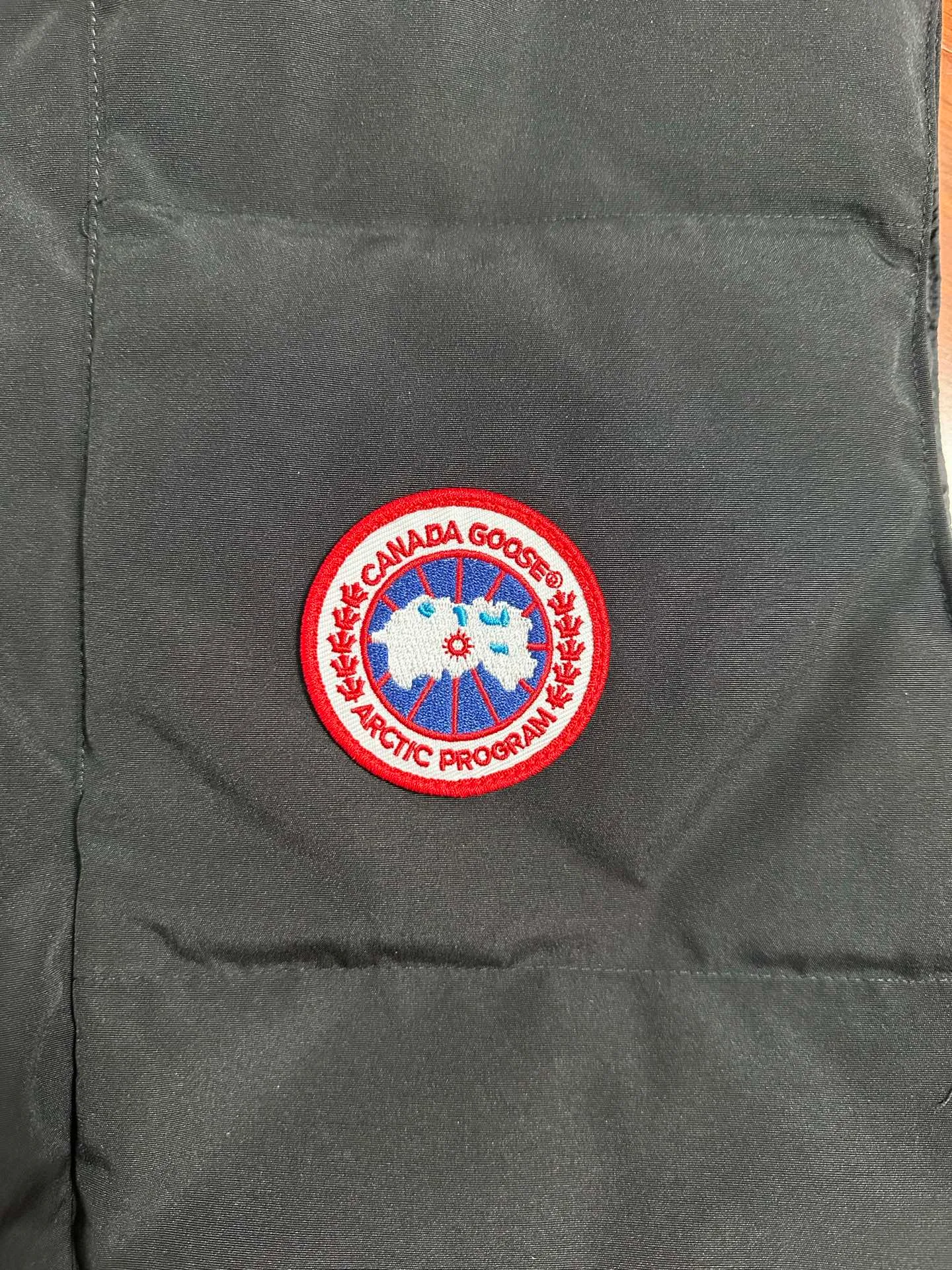 P520 Canada Goose down vest, dark gray and versatile, warm and stylish, easily adaptable to many styles, great for layering in autumn and winter~ There is only one protagonist in autumn and winter every year, and that is the goose. Any other category is a supporting role. Super stylish, simple and versatile, a must-buy item in autumn and winter. This excellent down vest can be freely layered with various clothes, it can be worn with T-shirts, sweaters, sweaters, and thin cotton, and it is made of wear-resistant fabric without being pretentious! Color: black, gray, white Size: XS, S, M, L, XL, XXL